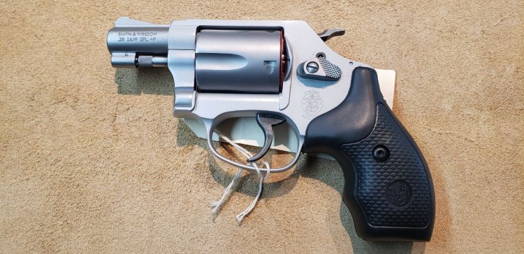 (image for) Smith & Wesson Model 637 Chief's Special Airweight 38 Special Revolver